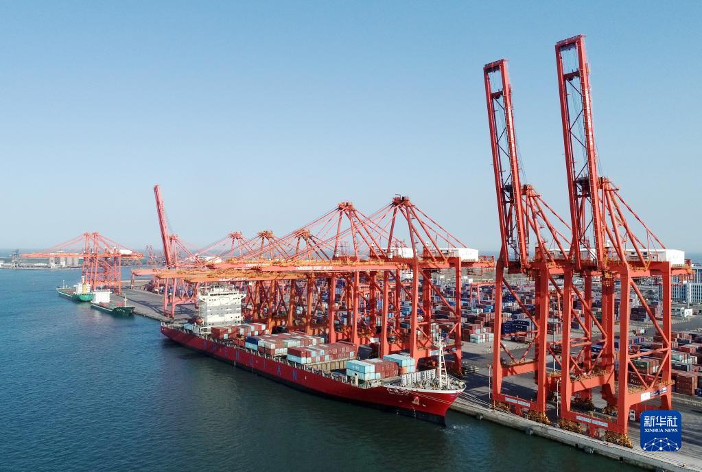 一艘轮船靠泊在唐山港京唐港区集装箱码头装货(4月8日摄,无人机照片)。