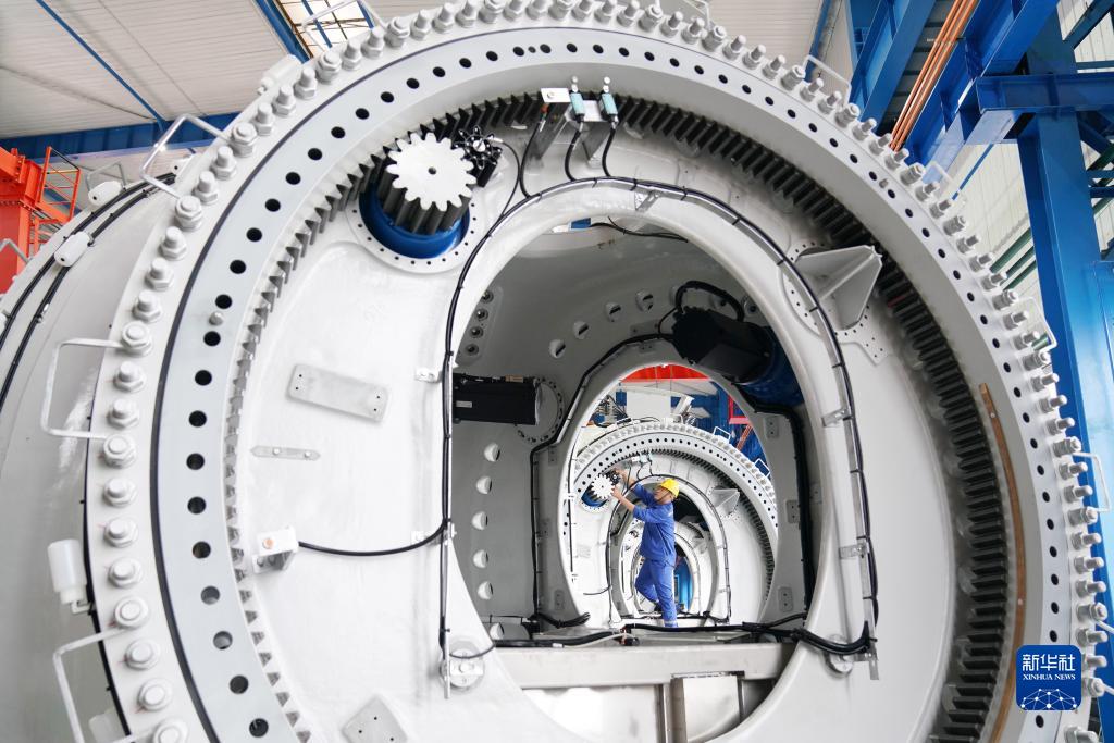 在位于黑龙江省齐齐哈尔市的中国一重集团有限公司风电装备生产制造厂生产车间,工人在进行生产作业(7月1日摄)。