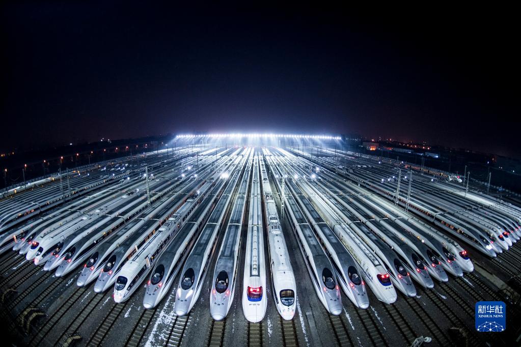 动车组停靠在武汉动车段的存车线上,准备进行检修和保温作业(2018年2月1日摄)。